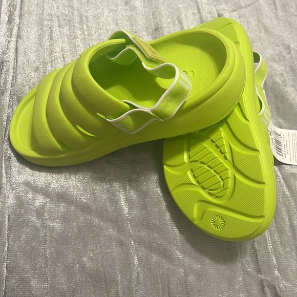 Brand new with tags kids UGG sandal - Picture 5 of 5